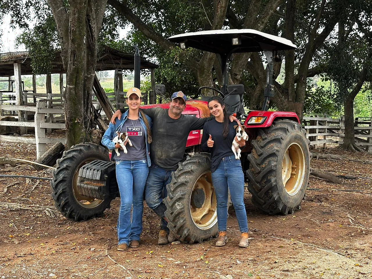 A família à frente da AF Agronegócio, no pátio da fazenda